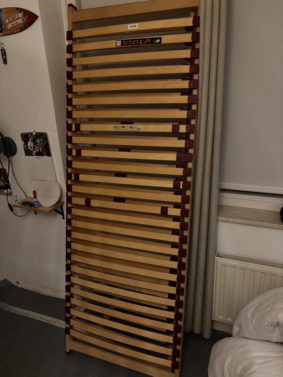 Tweepersoonsbed 140x200 met 2 nachtkastjes