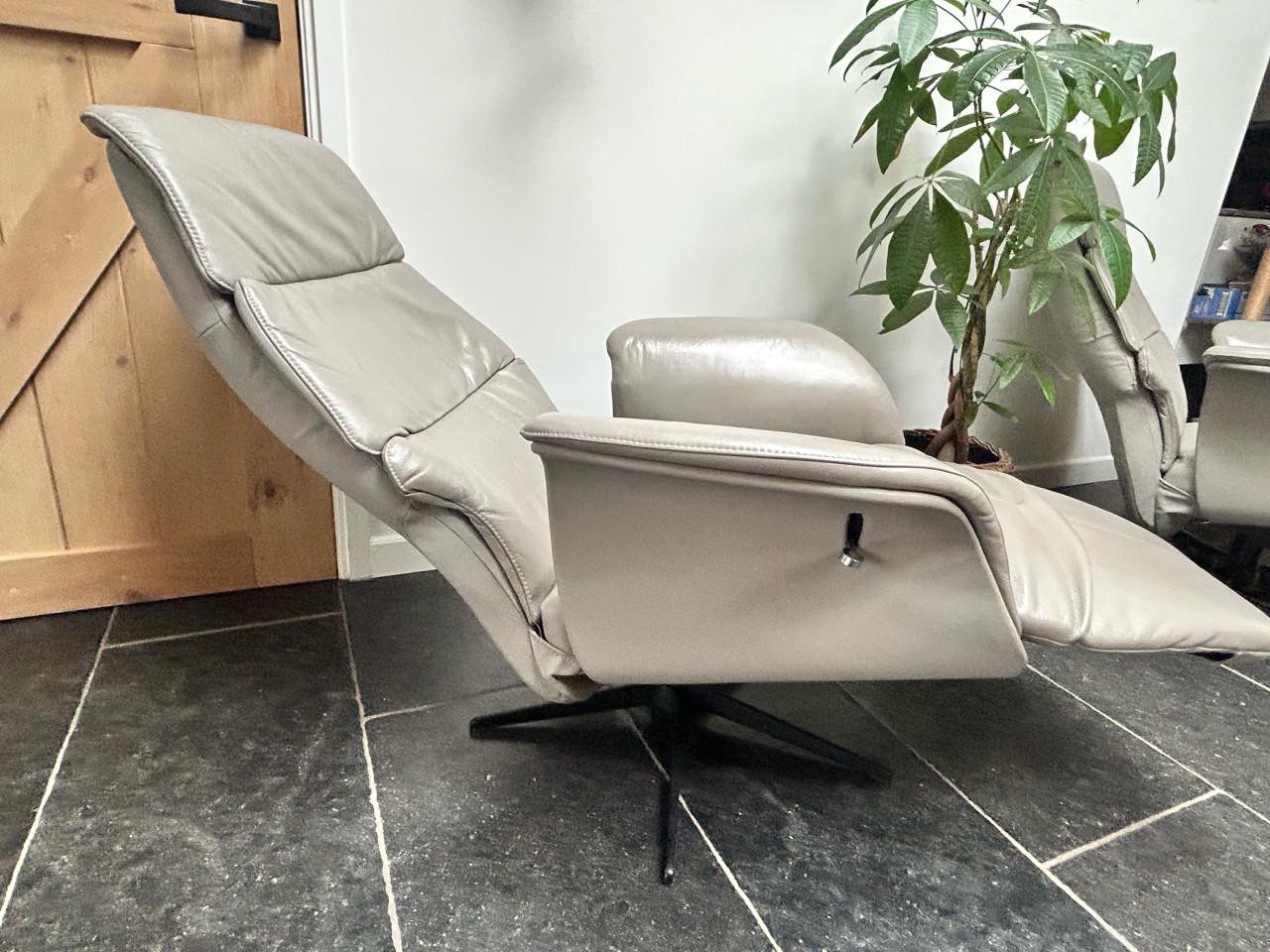 2 zeer mooie relax fauteuils izgs 350,- p/s
