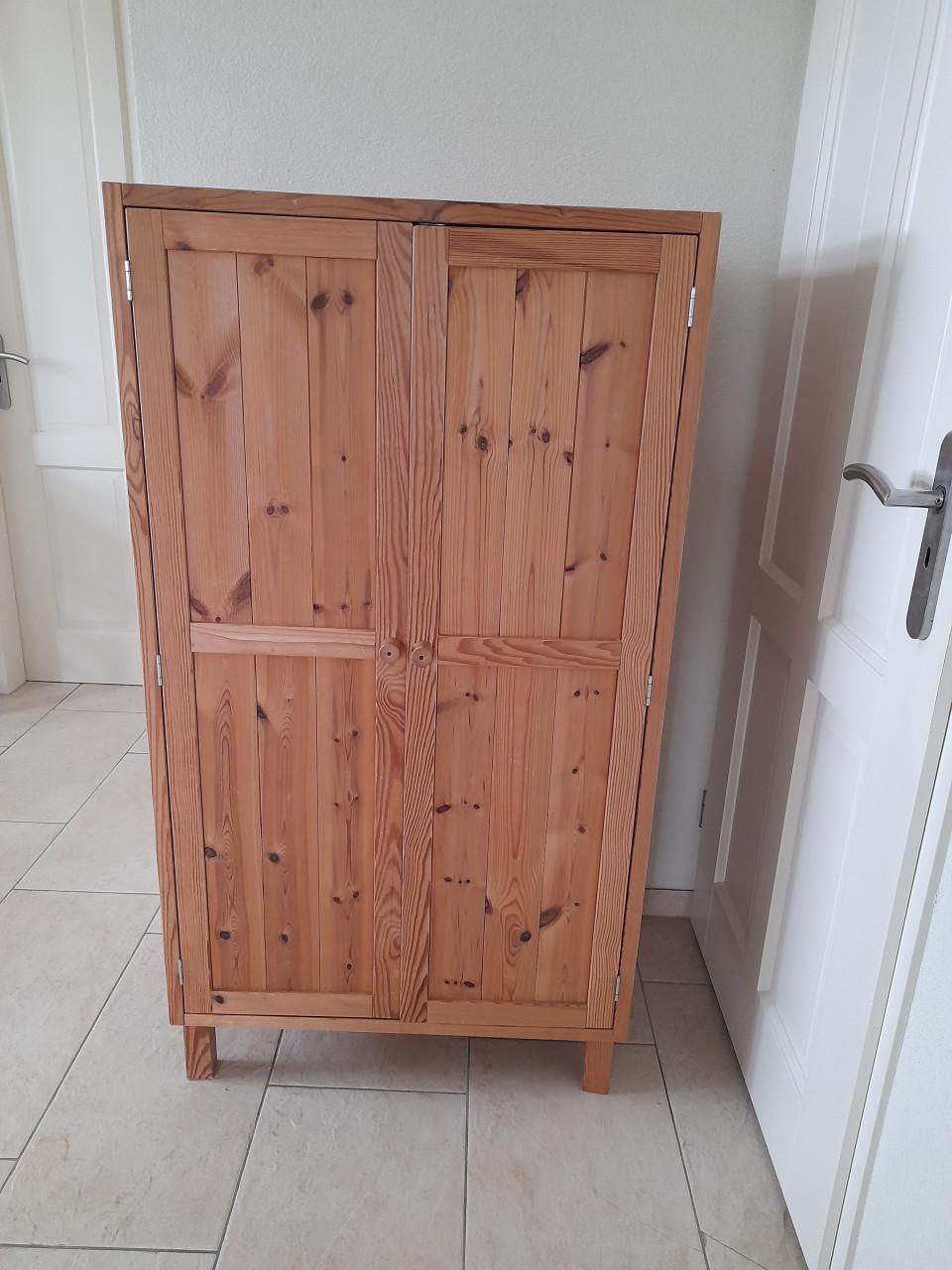 Massief houten Linnenkast   75 x 52 x 136H (in goede staat )