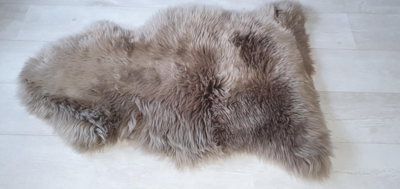 Schapenvacht taupe kleurig in goede staat!