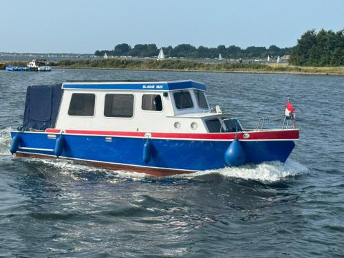 Motorboot 8 meter salonkruiser met stahoogte