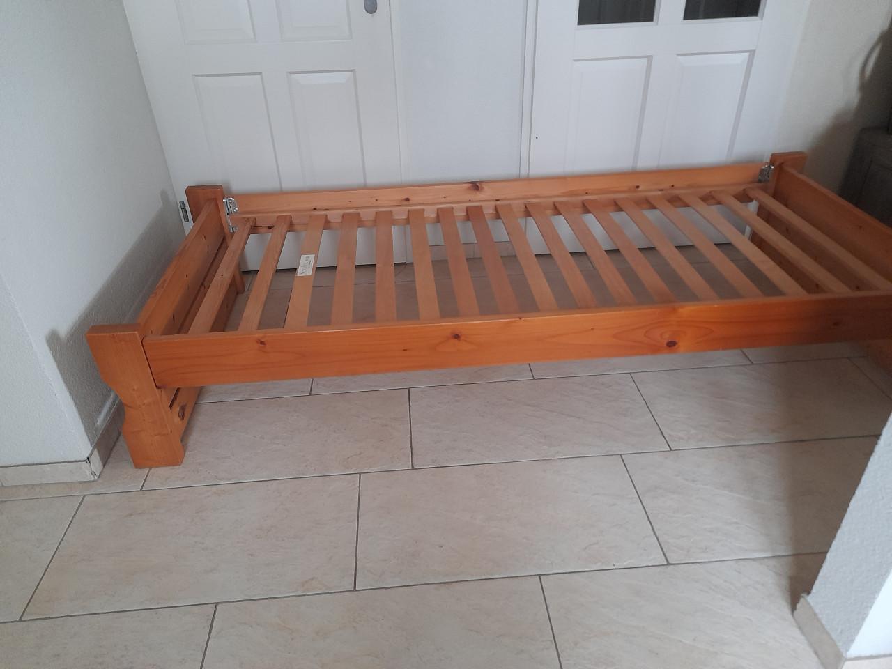 Massief houten bed 90 x 200 (in goede staat )