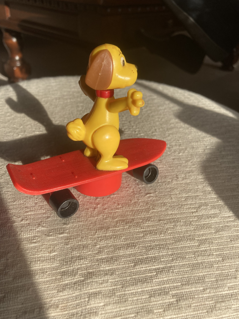 Drukknop figuur hond op skateboard