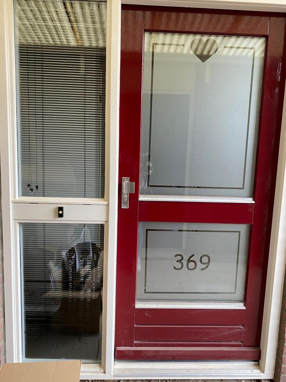 Voordeur voorzien van dubbelglas