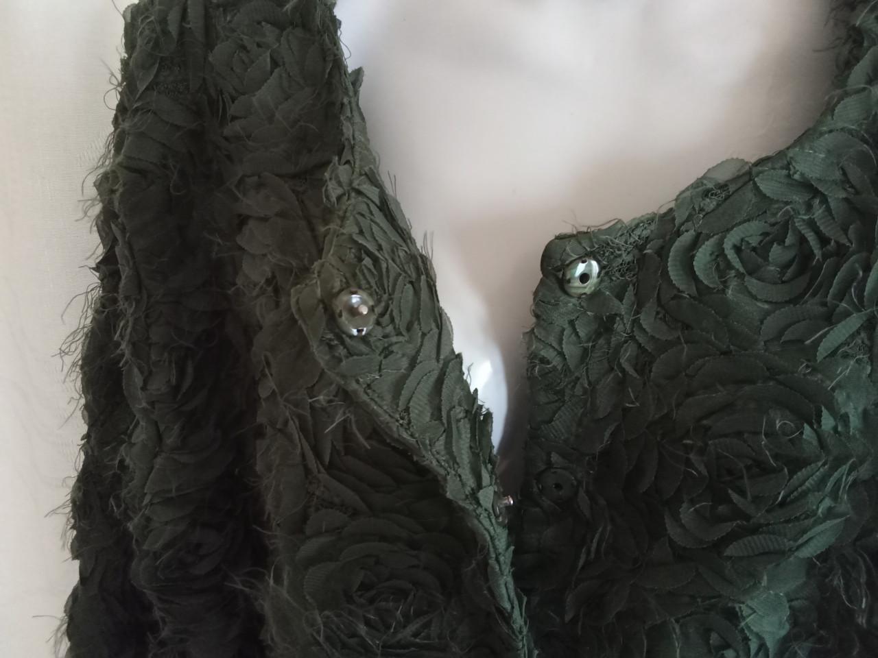 Prachtig groen apart jasje met rozenstructuur