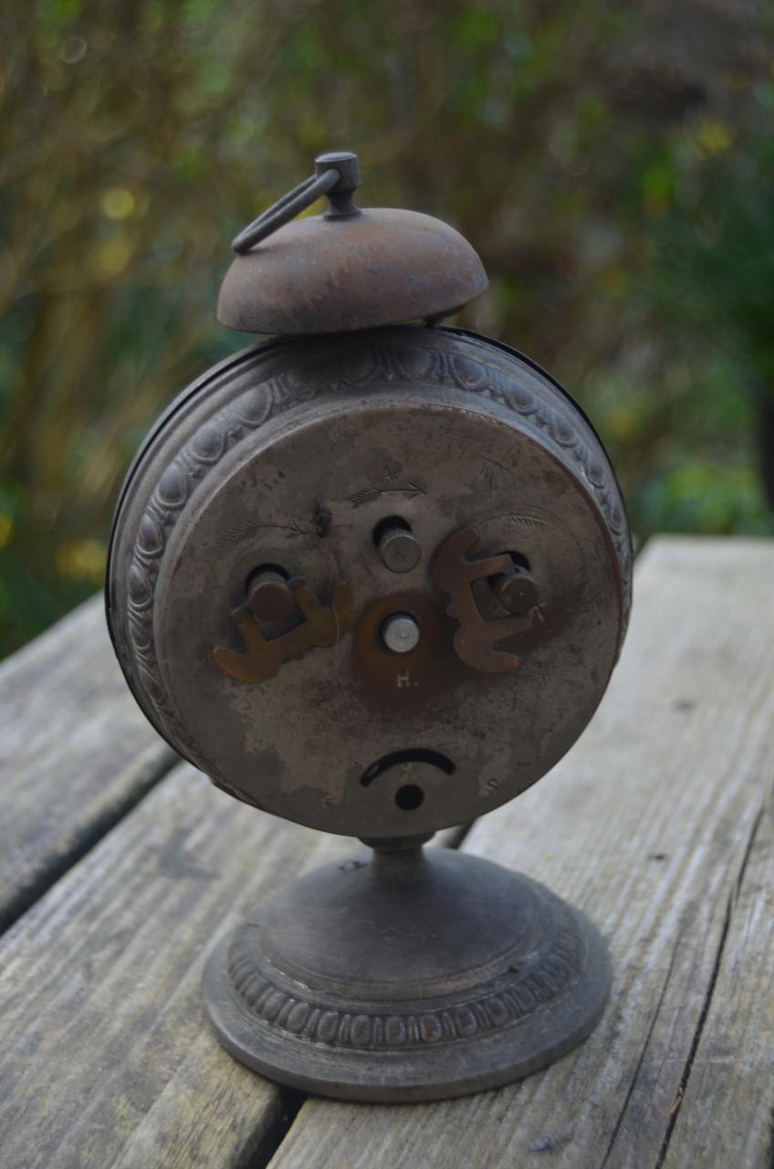 Antiek klokje / wekkertje heeft wel werk nodig.