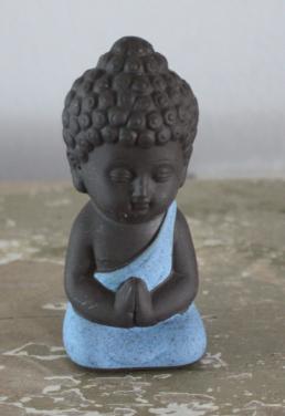 Zwart blauw stenen boedhabeeld