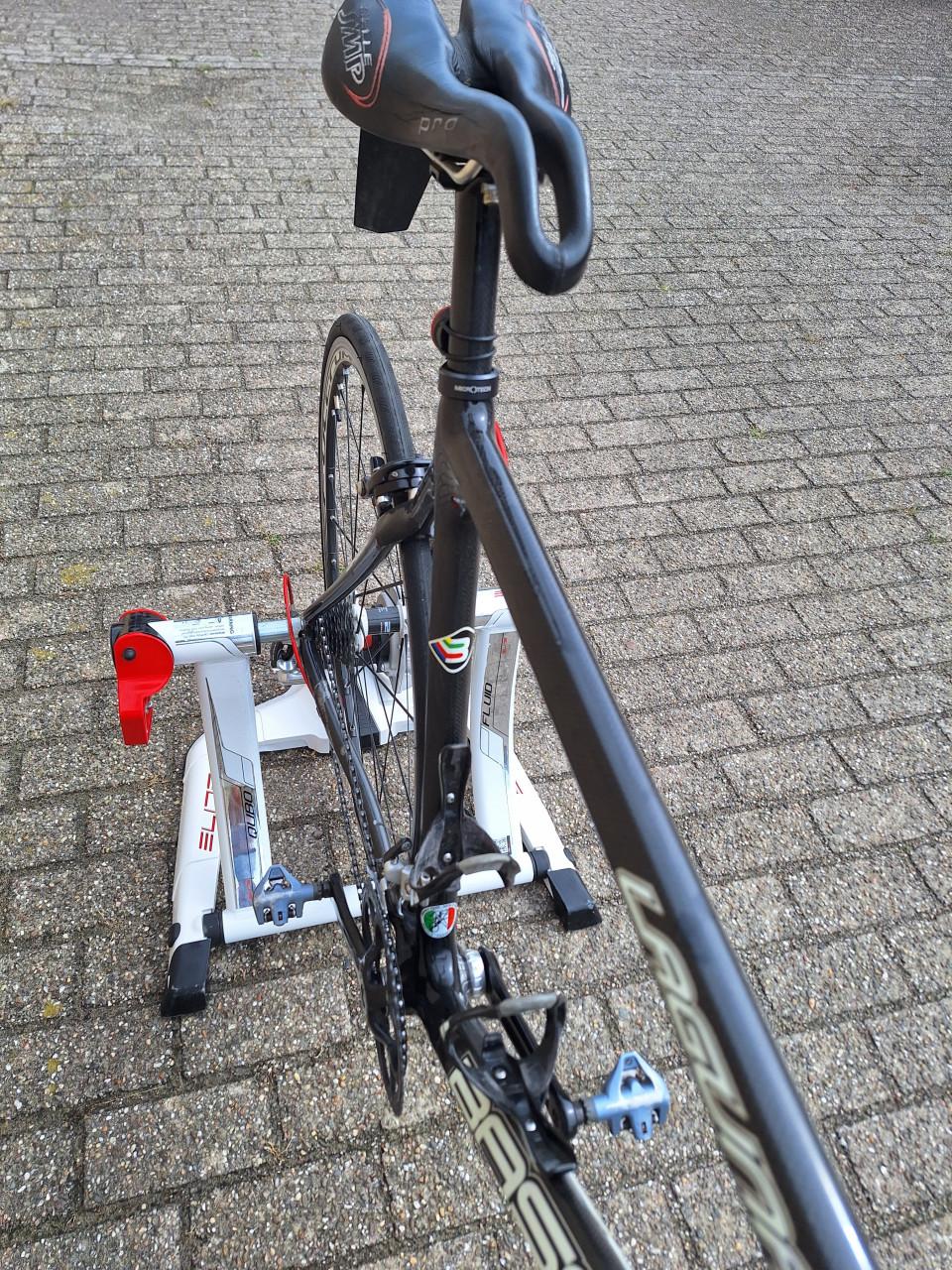 Basso Laguna carbon racefiets met gratis rollentrainer.