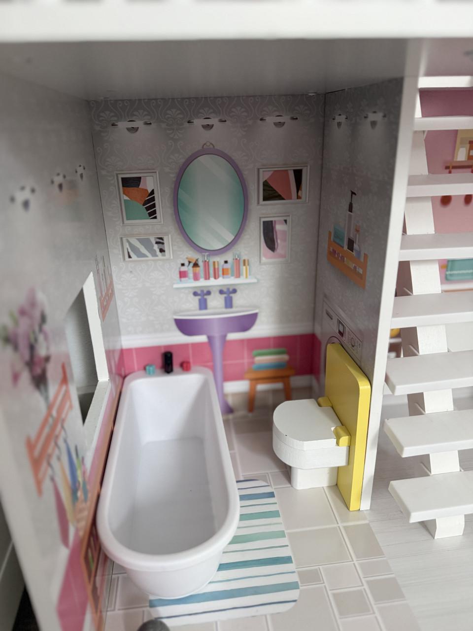 Poppenhuis met meubeltjes