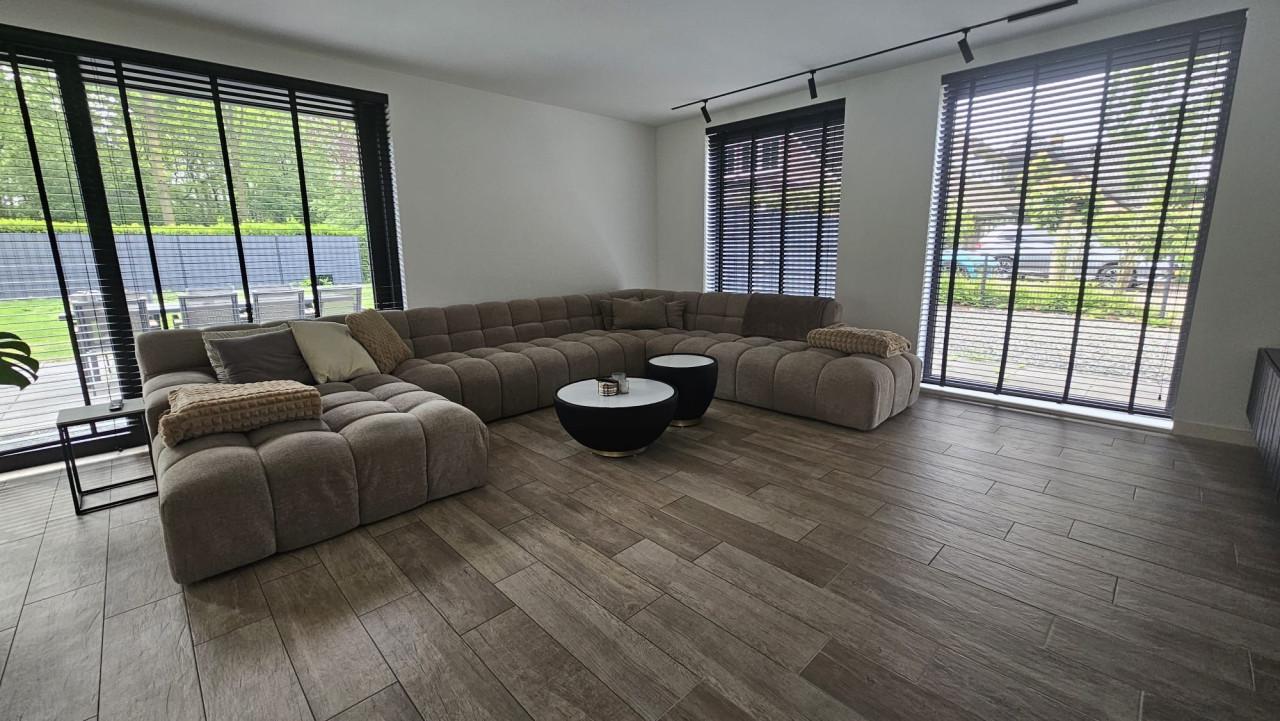Bankstel met lounge gedeeltes.