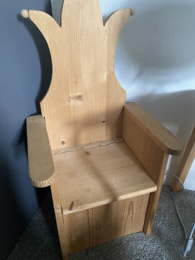Stoel van hout met opberg vak