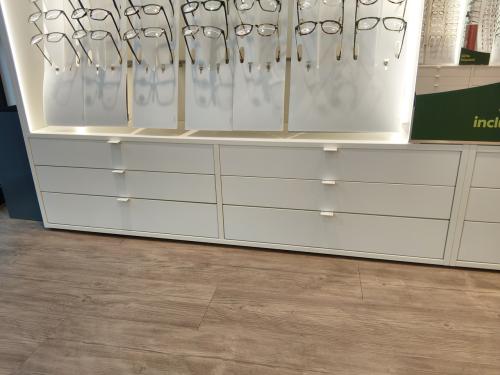 Winkelinrichting / lades / vitrinekast / brillenmolen