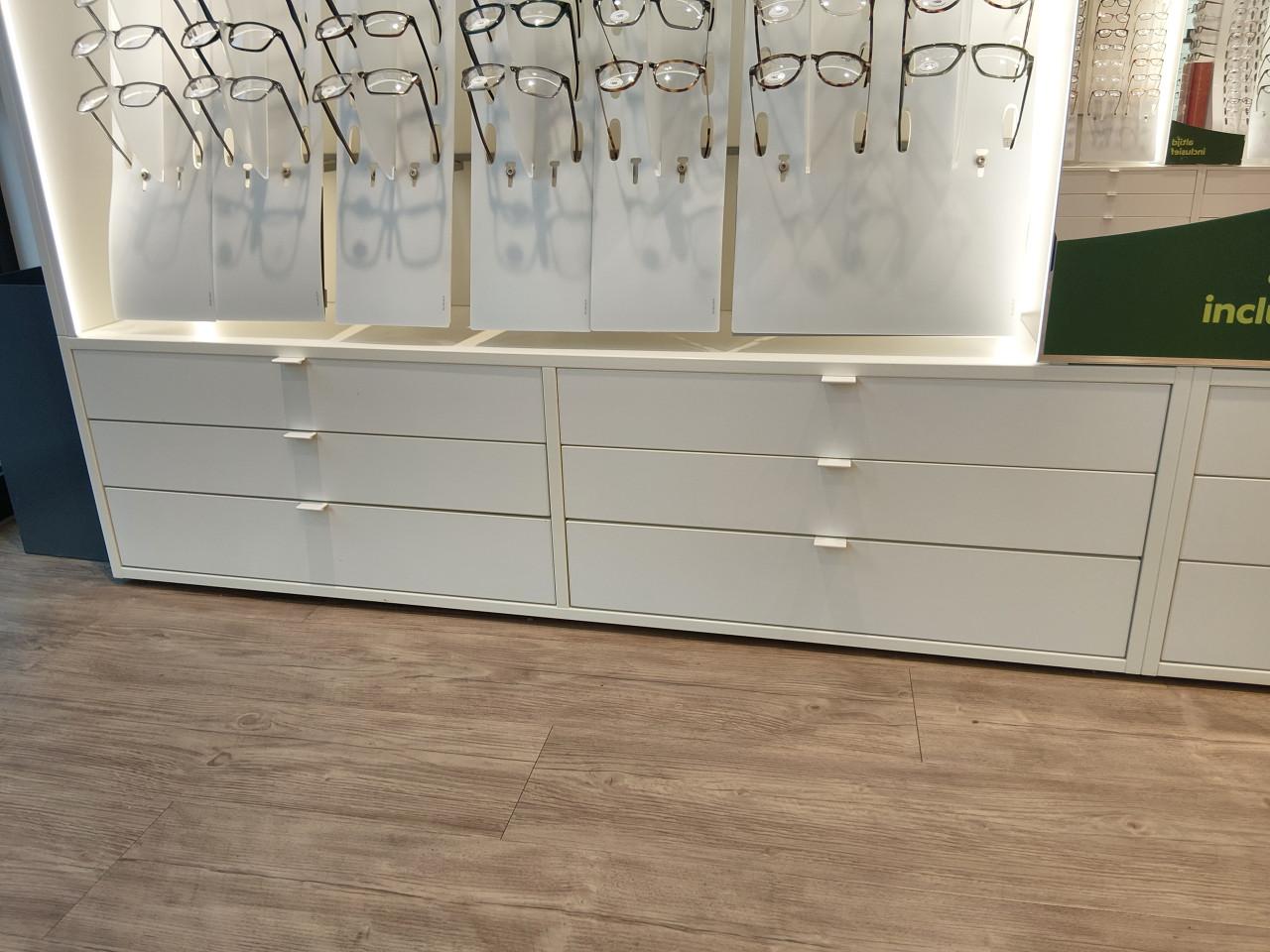Winkelinrichting / lades / vitrinekast / brillenmolen