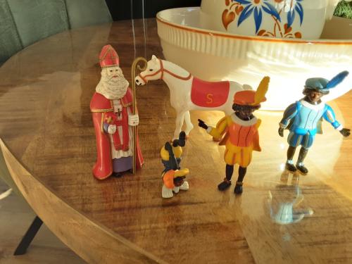 Sinterklaas en  paard en 3   zwarte pieten  samen voor 2 euro
