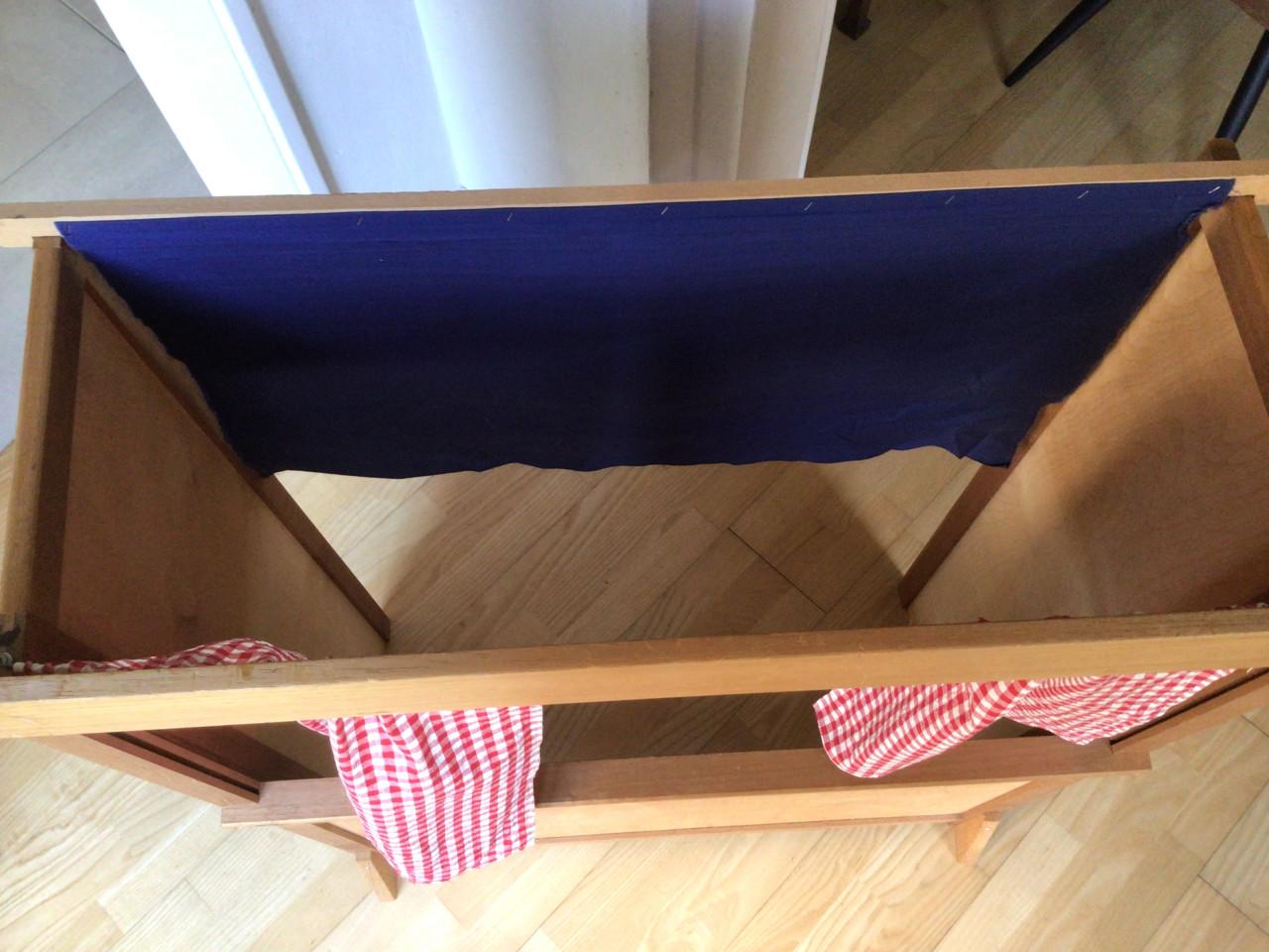 Vintage poppenkast met poppen