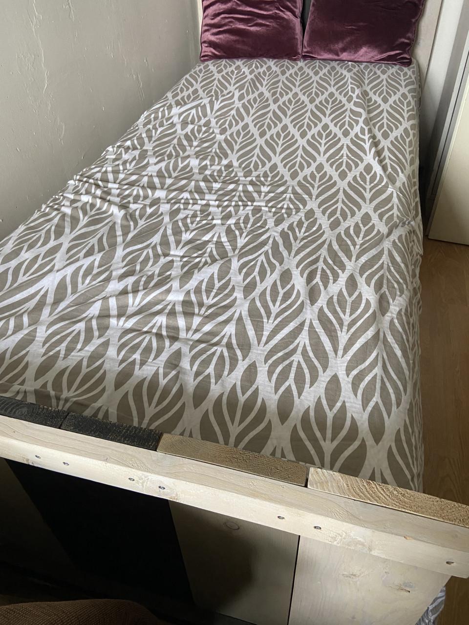 Houten eenpersoonsbed