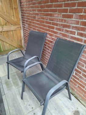 Gratis 2 tuinstoelen metaal frame