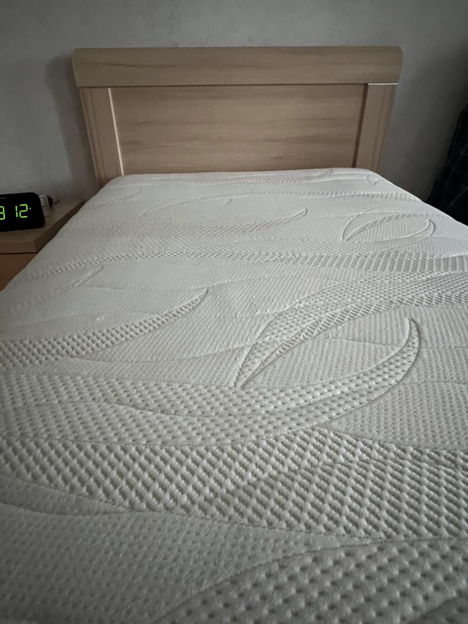 Seniorbed met verstelbare lattenbodem + matras en nachtkast