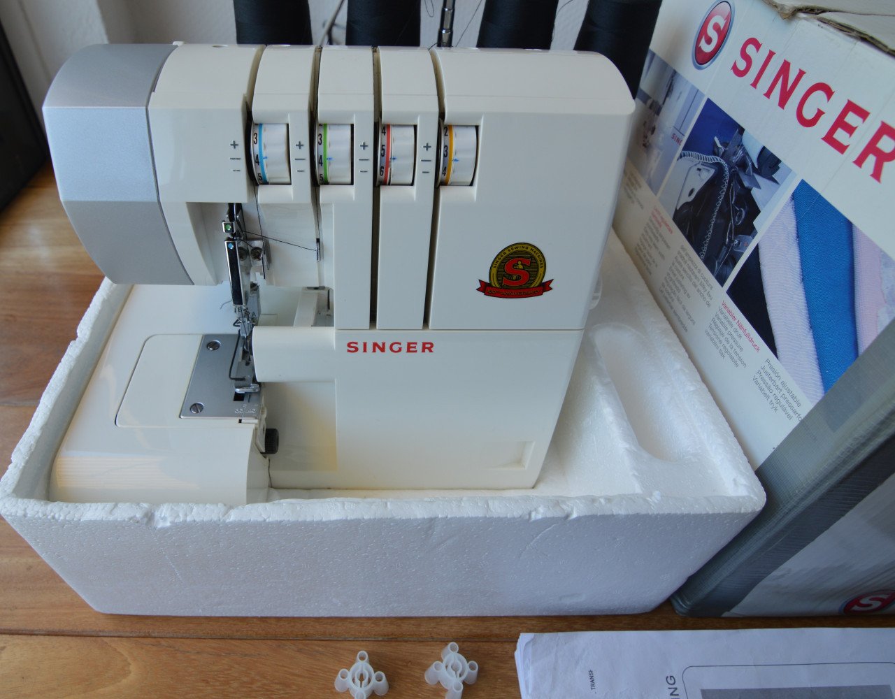 Singer 14SH754 overlock machine
