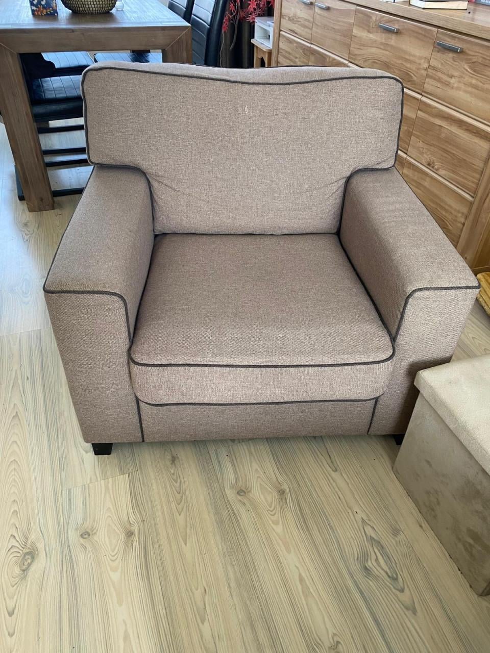 Twee zand kleur fauteuils gratis af te halen