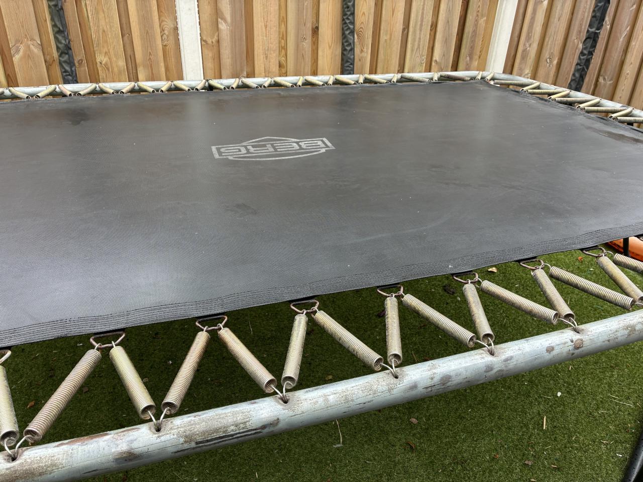 Trampoline Berg 330 x 220 incl trapje zonder net en rand