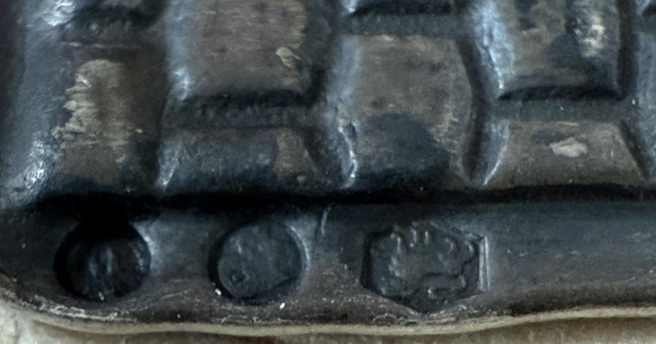 Miniatuur zilver gezegde “naadje van de kous weten”