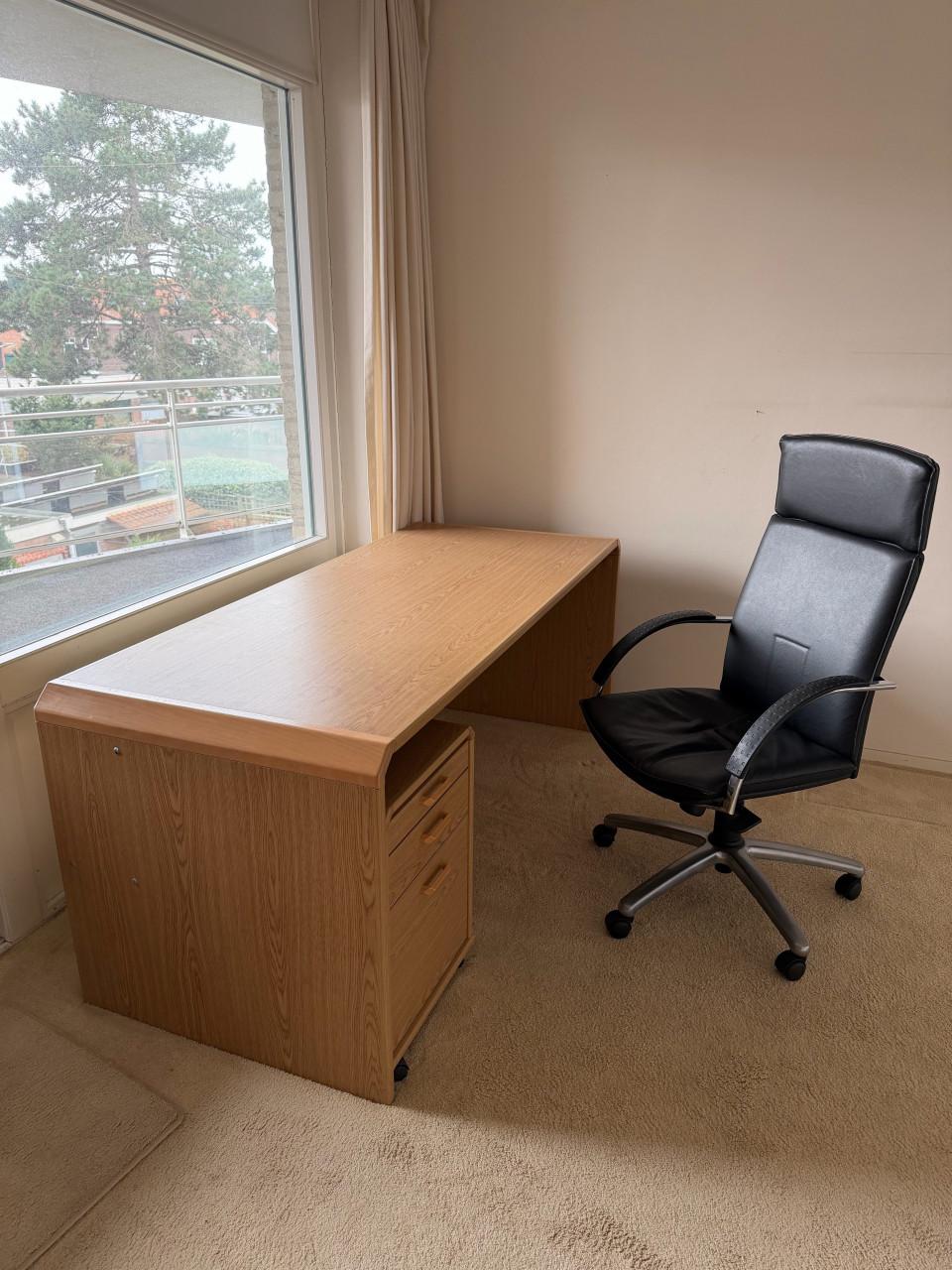 Bureau met bureaustoel