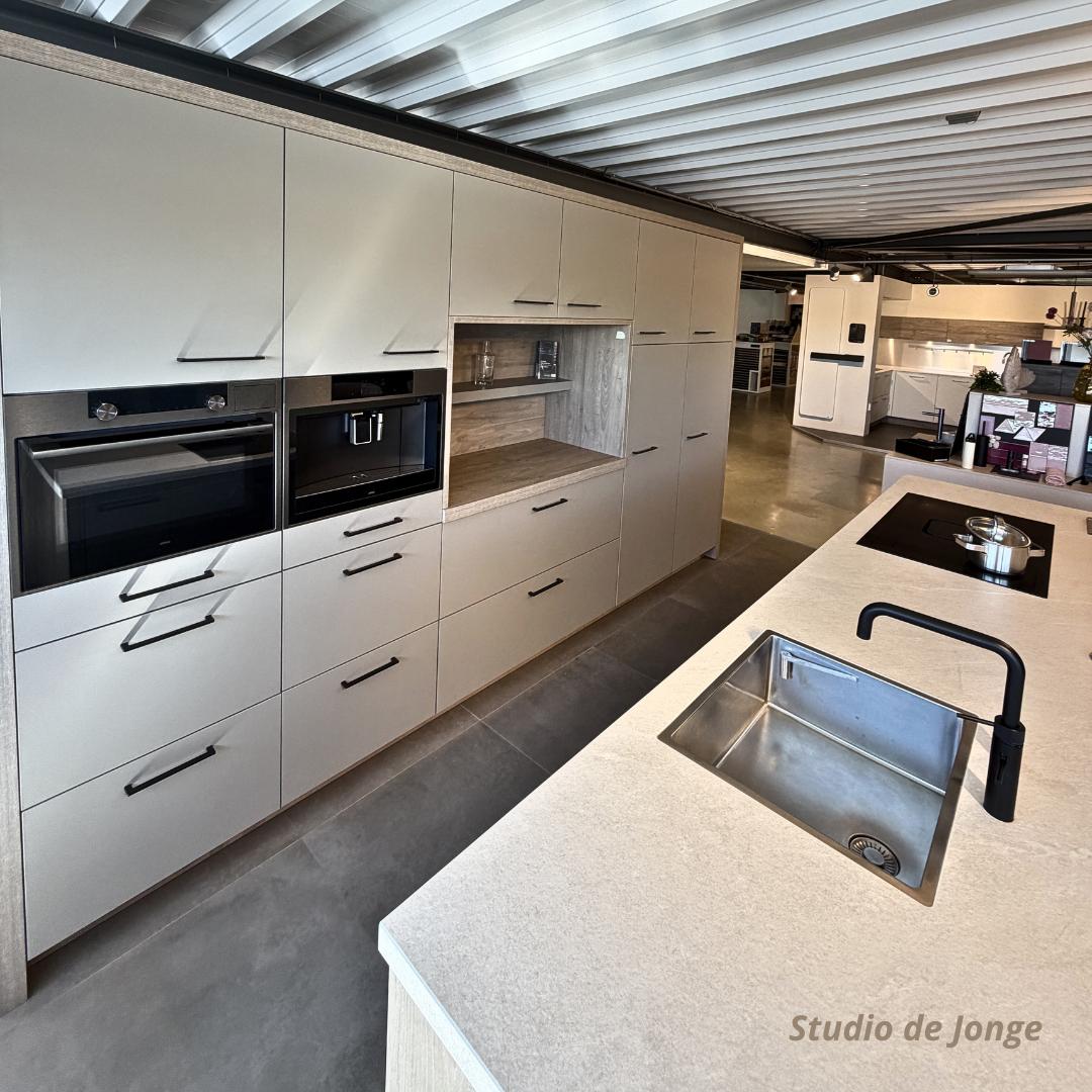 Luxe showroomkeuken met kookeiland