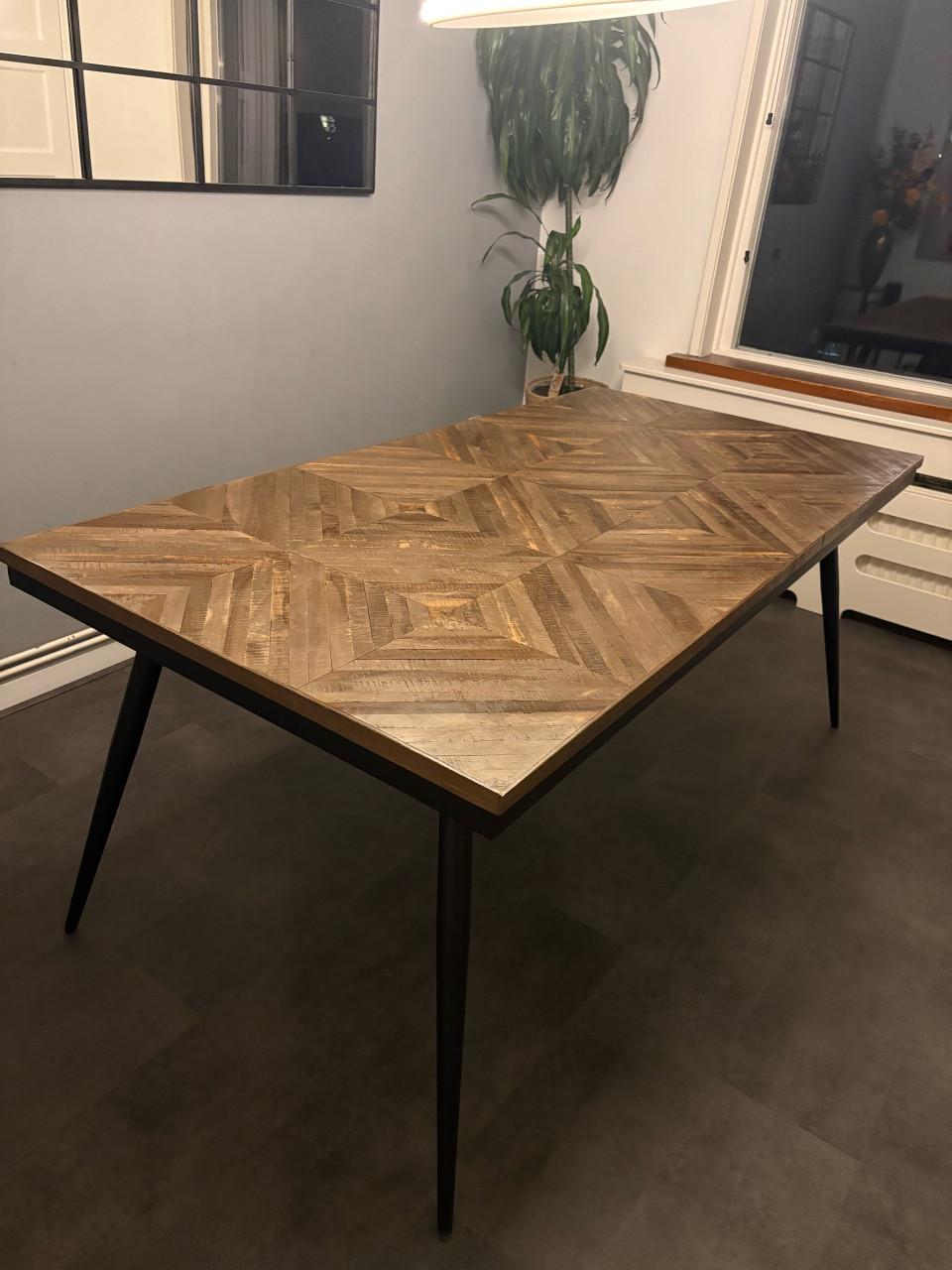 Mooie design eettafel van massief hout met uniek ruitmotief