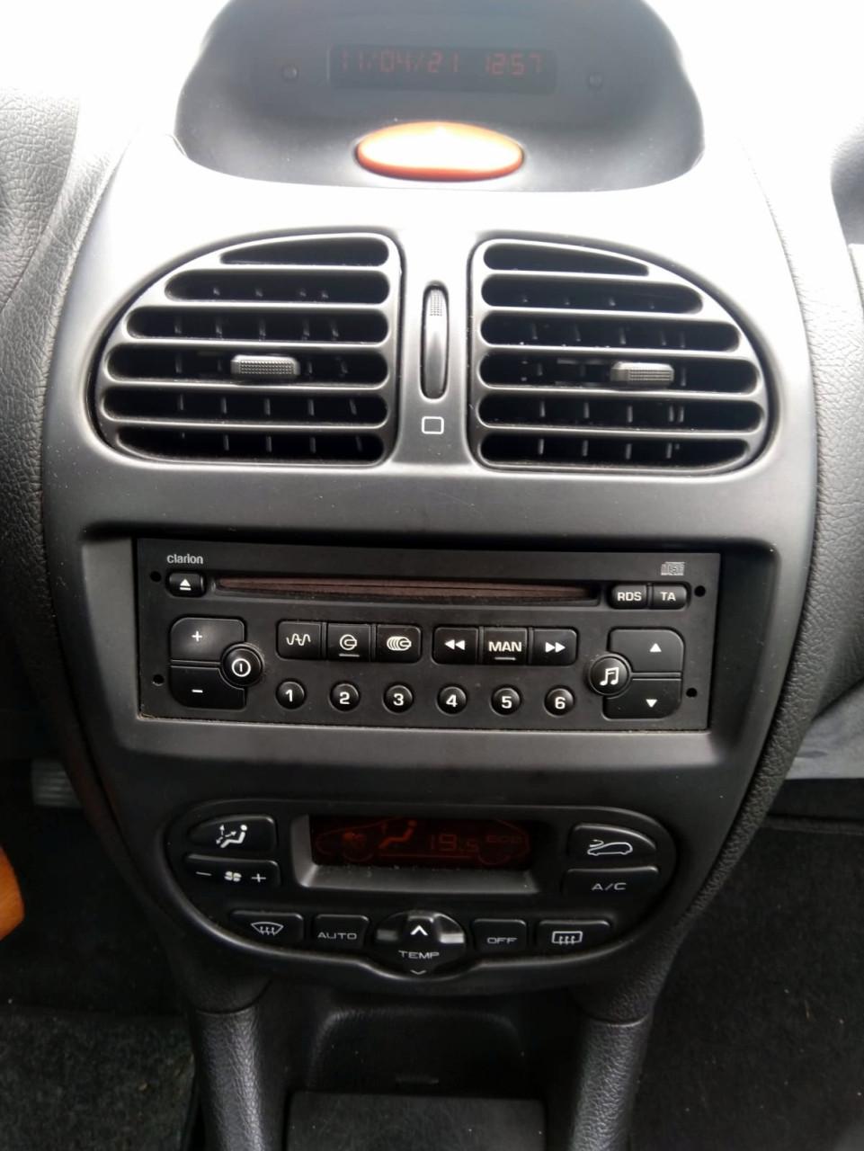 EUR 400,00  -  Peugeot 206 vijfdeurs 1.4 benzine