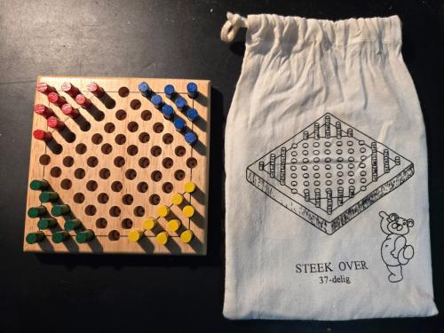 Houten 37-delig Solitaire spel, Halma "Steek Over". '70-'80