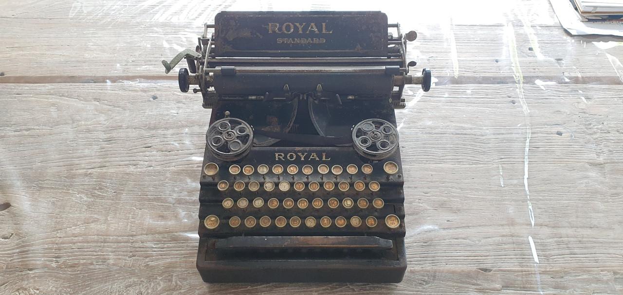 Een zeldzame Royal 1, flatbet typemachine, typewriter