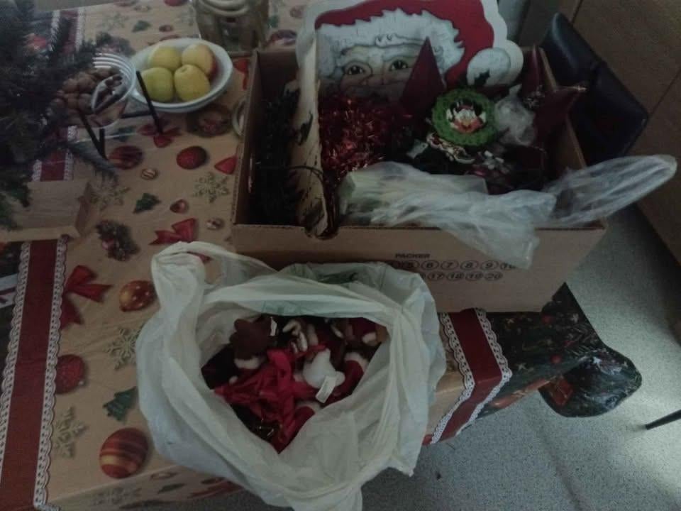 Bananen doos vol met allerlei kerstspullen