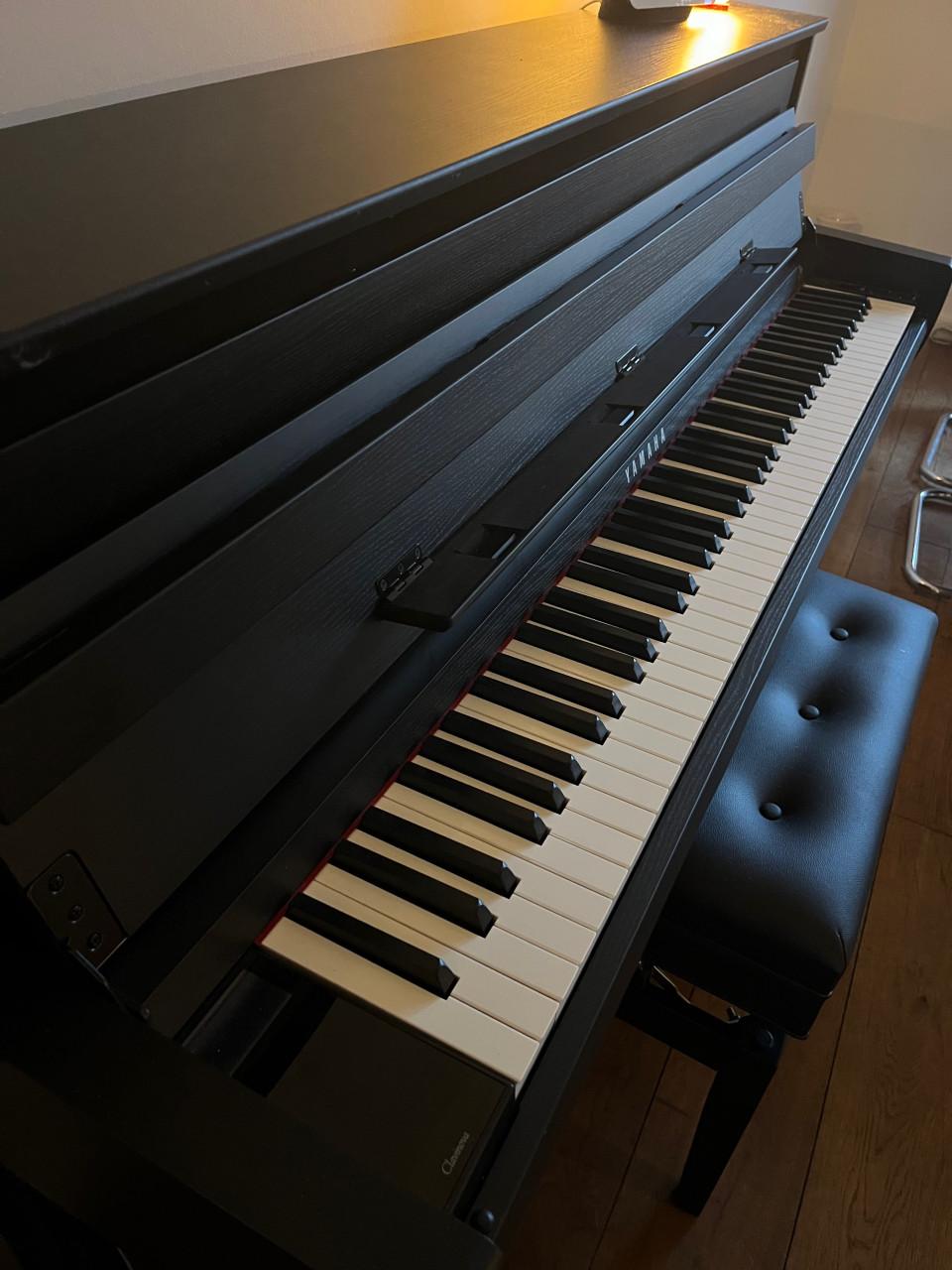 Yamaha CLP785 B - Prachtige staat, zelden bespeeld