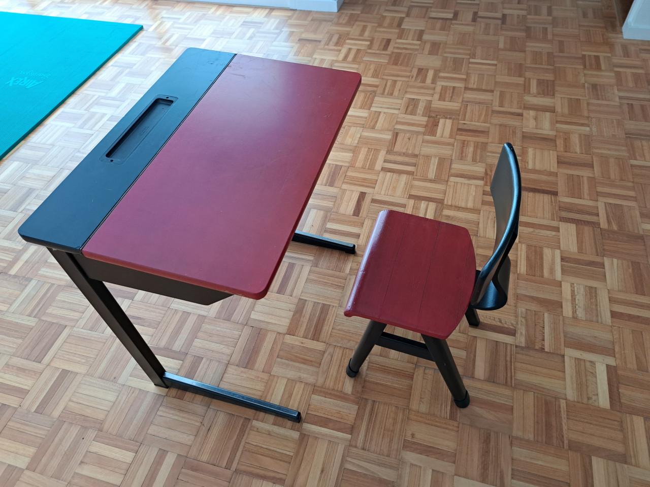 Lessenaar met kinderstoeltje