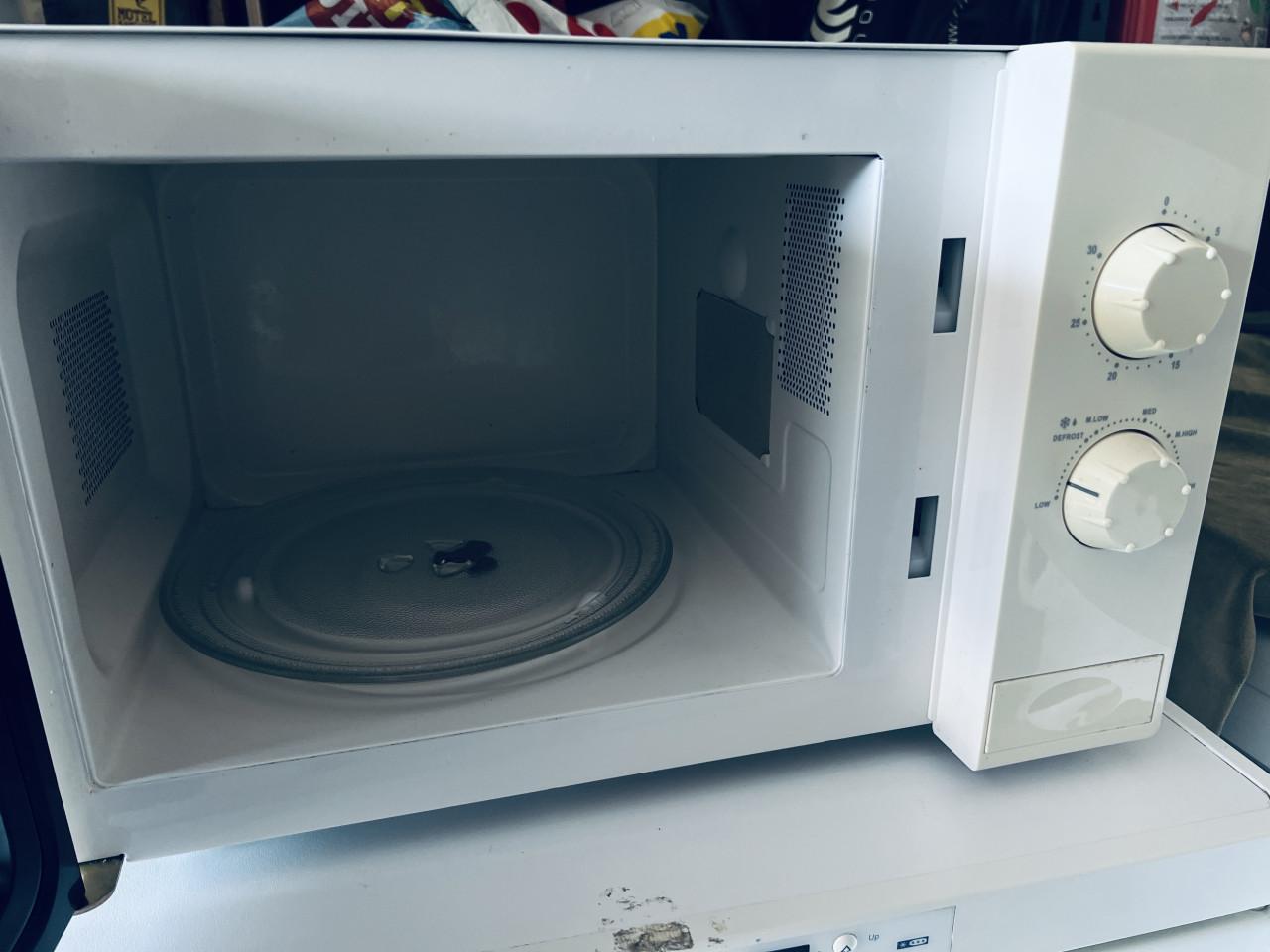 Als nieuwe magnetron en eenvoudig te bedienen  45x28x30 cm. bhd.