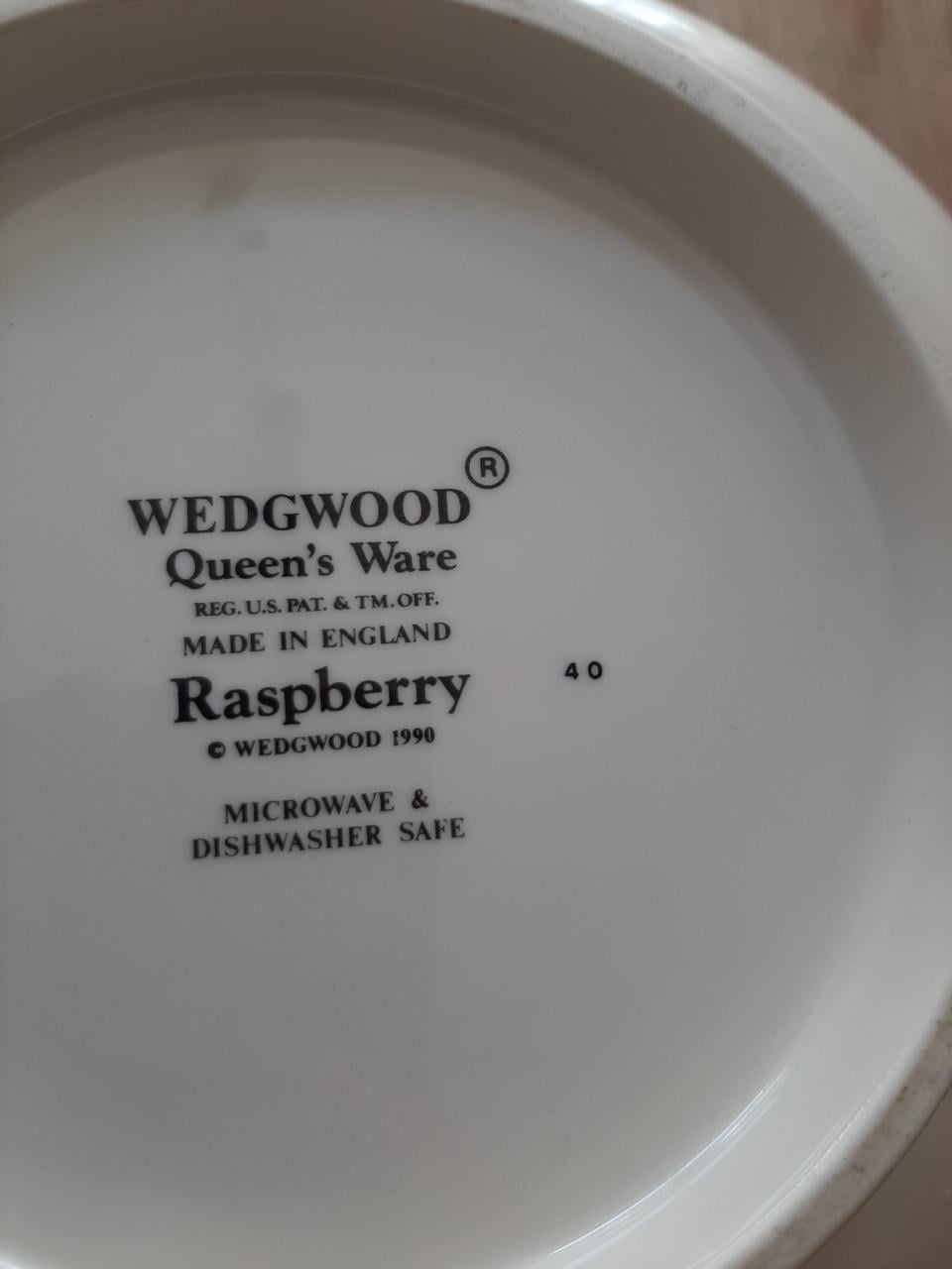 WEDGWOOD RASPBERRY - SERVEERSCHAAL MET DEKSEL - DIA SCHAAL 21 CM