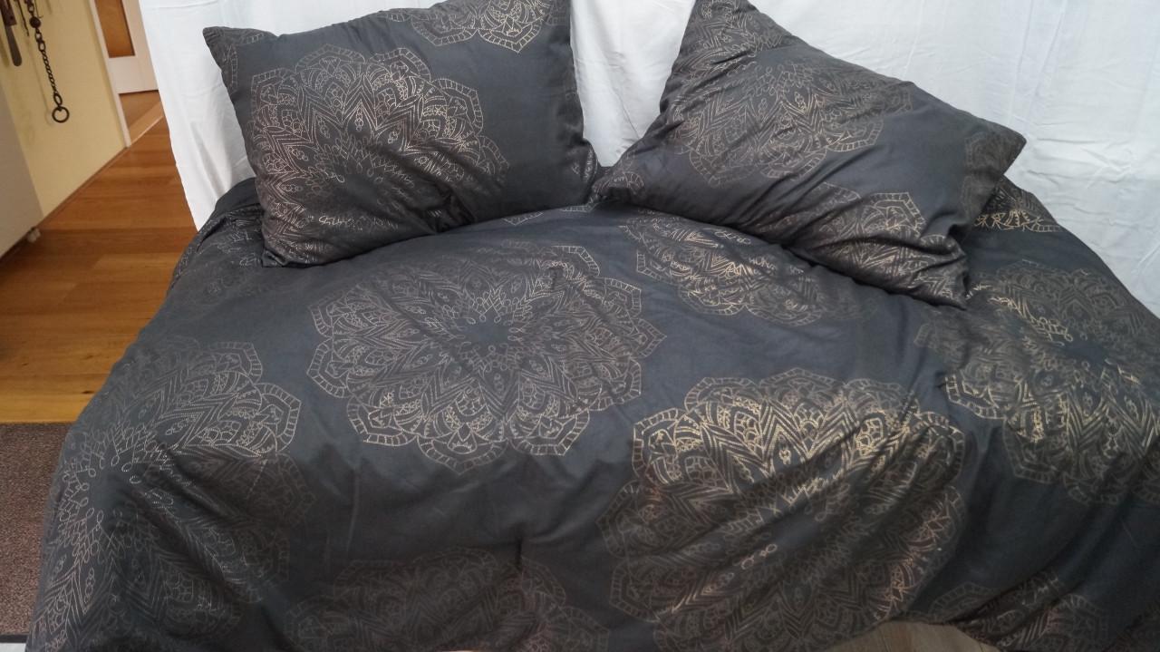 Trendmax zwartte sprei met gouden borduursels