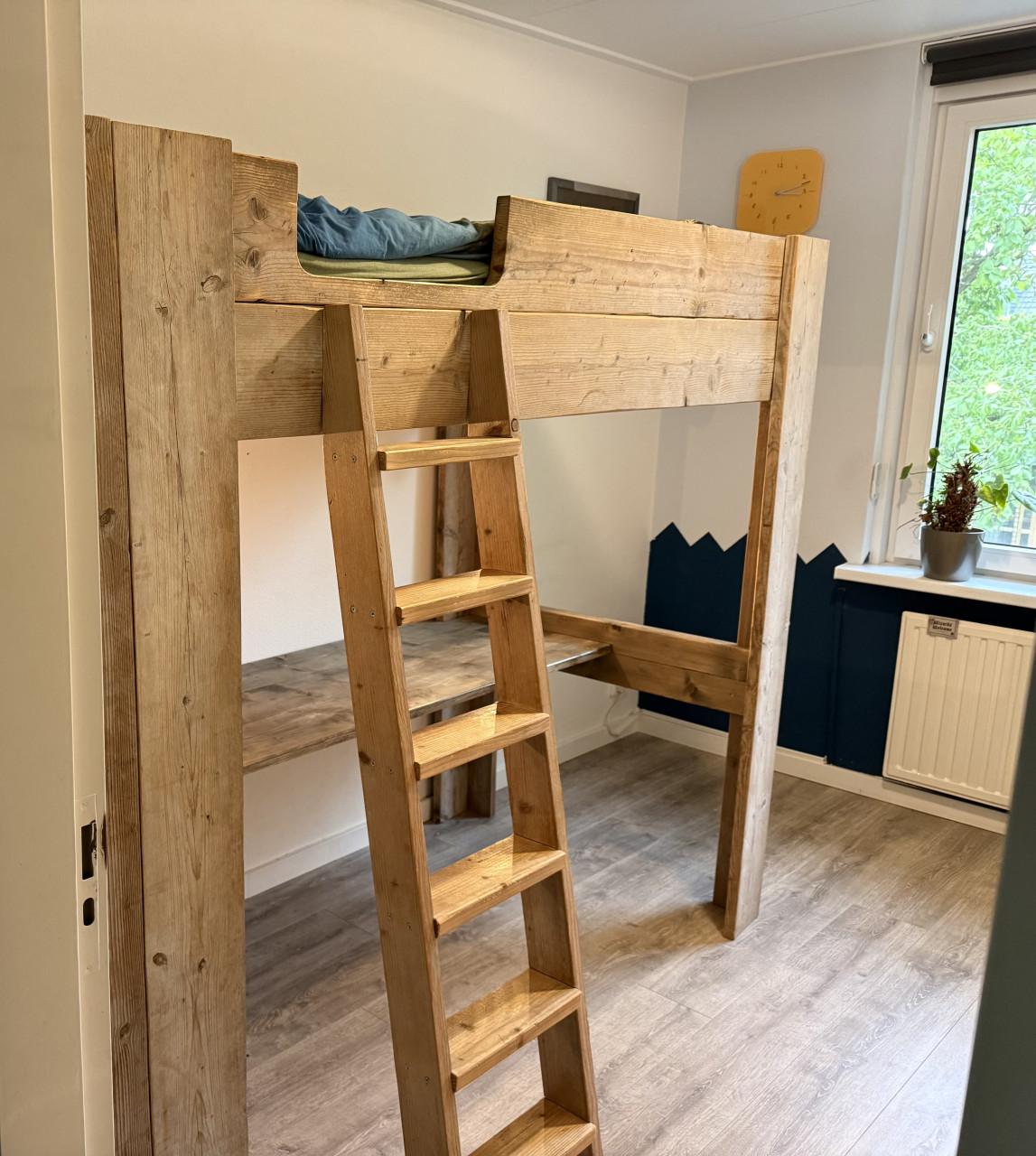 Hoogslaper incl bureau van steigerhout