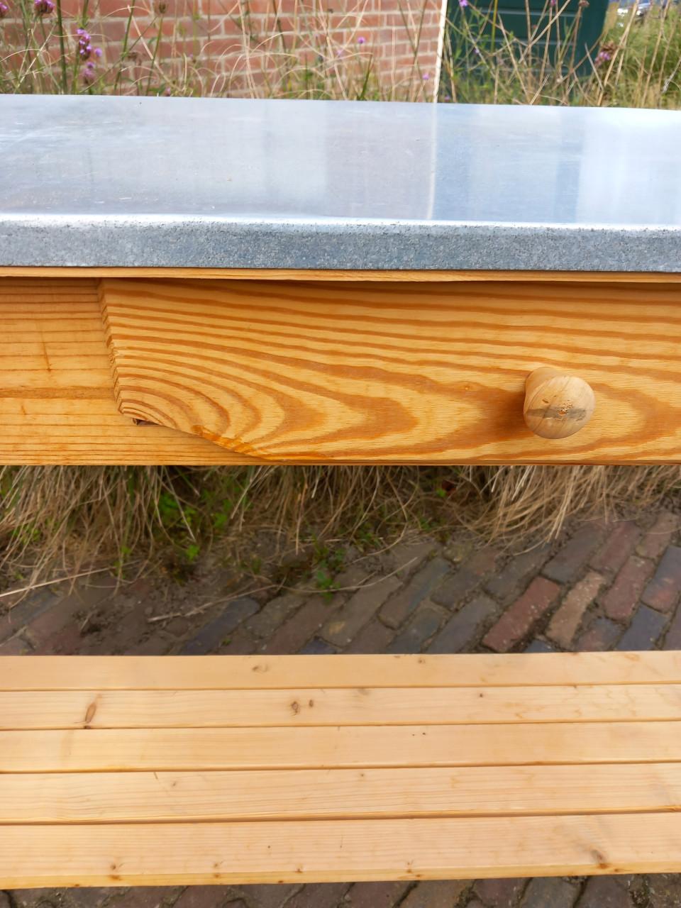 Tafeltje met zinken blad