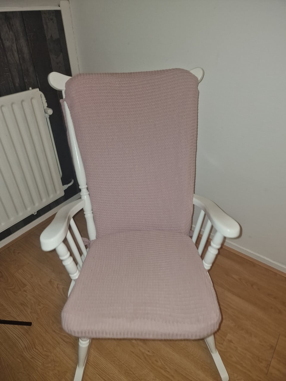 Schommelstoel met oudroze kussens