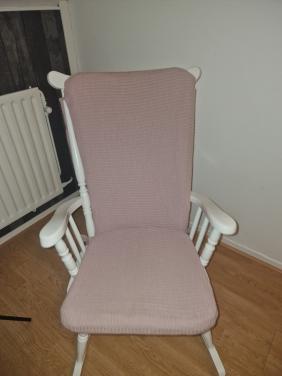 Schommelstoel met oudroze kussens