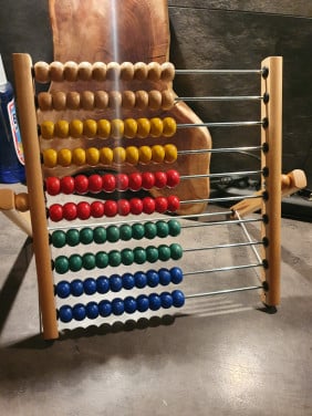 Leuke zgan grote houten telraam met 100 kralen, verschillende kleuren....