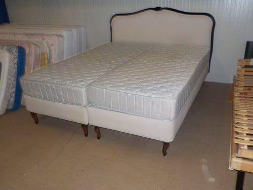 2 in goede staat mooie kwaliteit boxspringen met 2 minder mooie matrassen