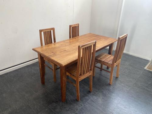 Mooie houten eetkamertafel en stoelen!!