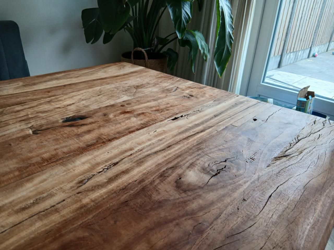 Eetkamertafel met robuust acacia hout blad