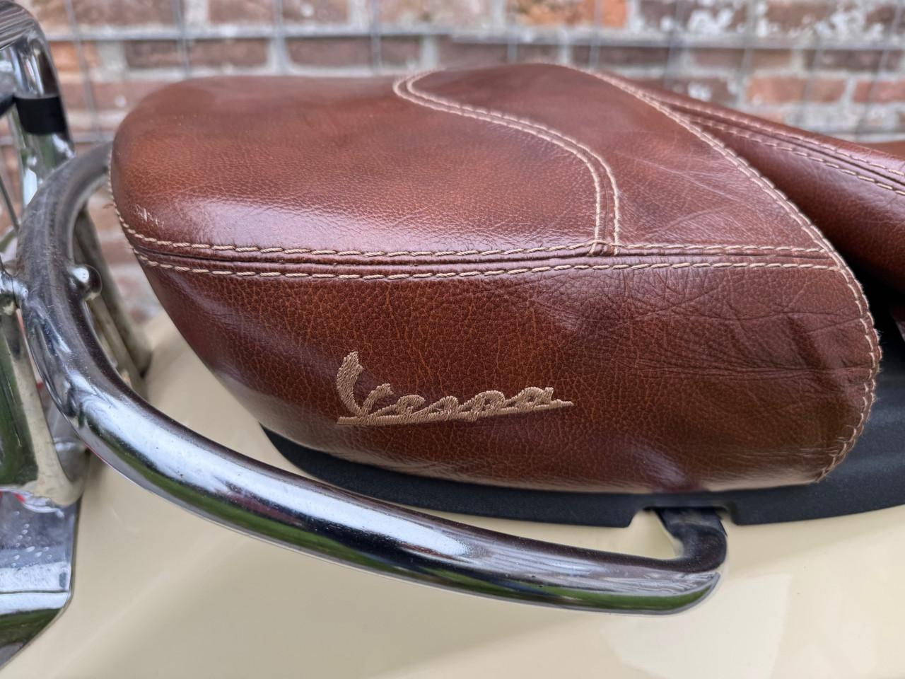 Hele mooie Vespa Piaggio c38, bruin lederen zadel uit 2010