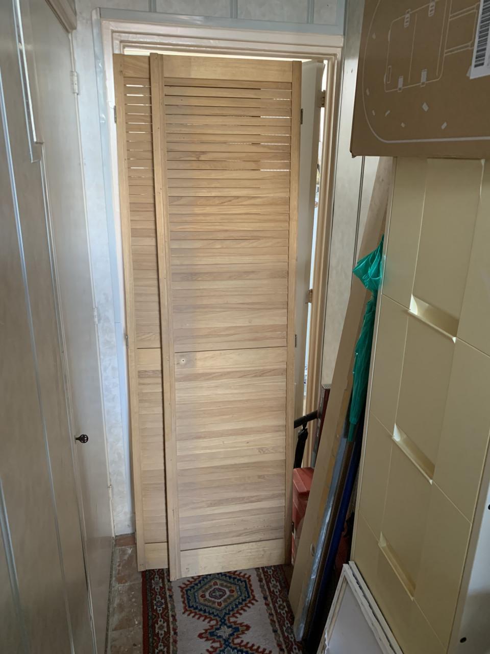 Louvre deuren 2 stuks, materiaal: hout.