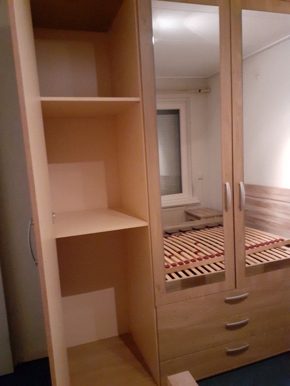 Slaapkamer set,  ledikant 2 nachtkastjes en linnenkast