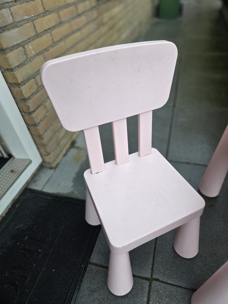 Tafel en 2 stoeltjes Mammut serie Ikea in roze Tafel 77x55 cm